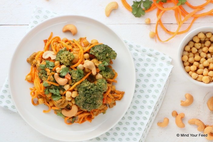 zoete aardappel noedels met broccoli curry