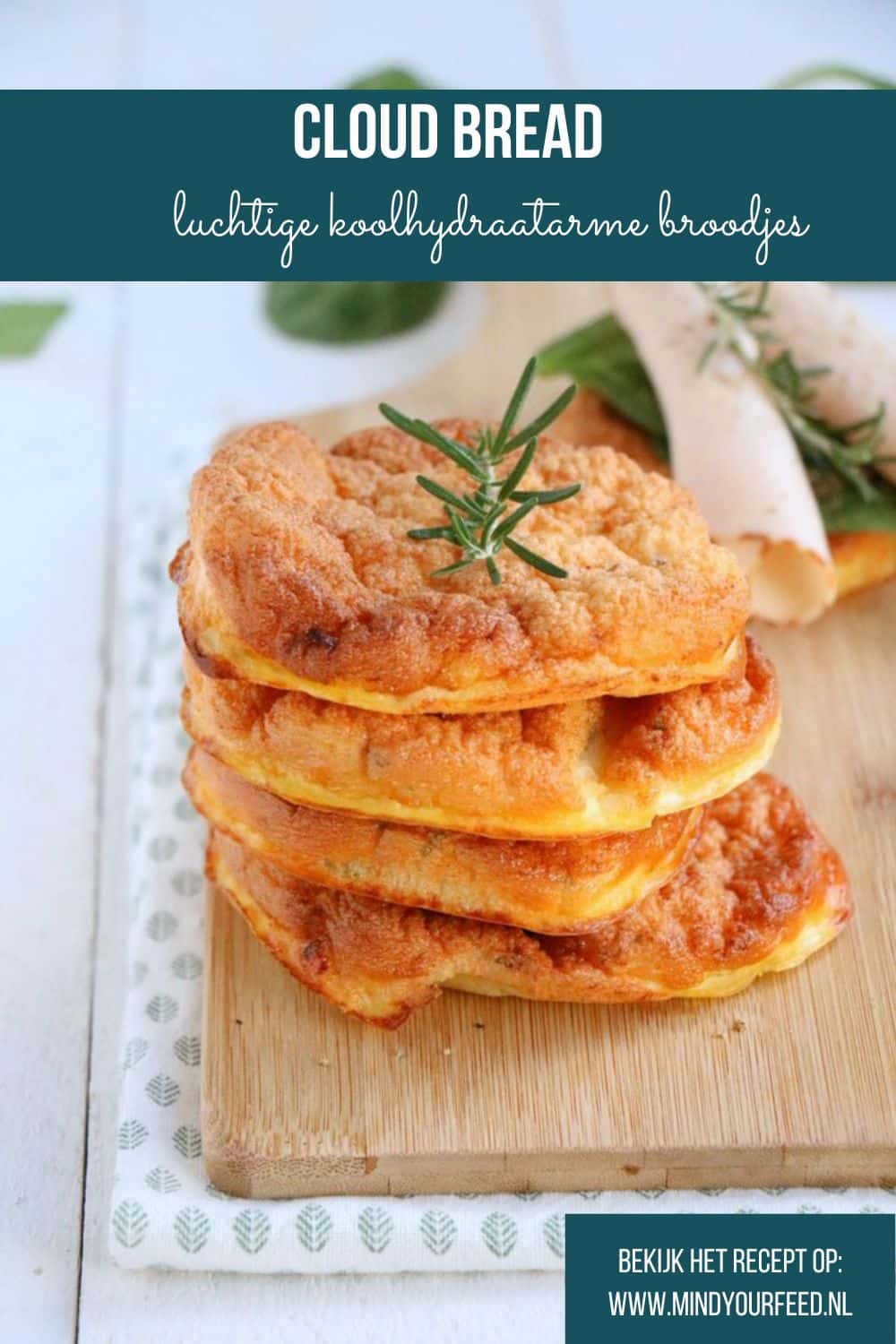 Cloud bread, luchtige koolhydraatarme broodjes gemaakt met eieren en huttenkase en kruiden naar smaak. Fluffy wolkenbroodjes om te beleggen. Proteinerijke broodjes