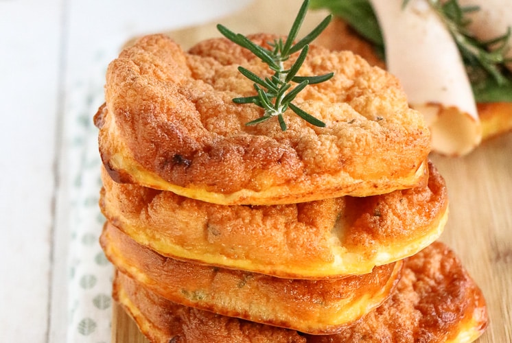 Cloud bread, luchtige koolhydraatarme broodjes gemaakt met eieren en huttenkase en kruiden naar smaak. Fluffy wolkenbroodjes om te beleggen.