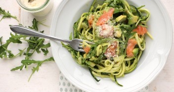 courgette spaghetti met avocado en zalm (6)