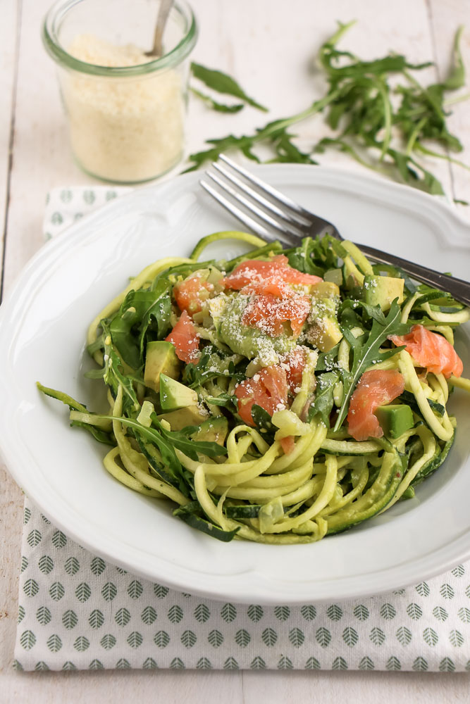 courgette spaghetti met zalm en avocado