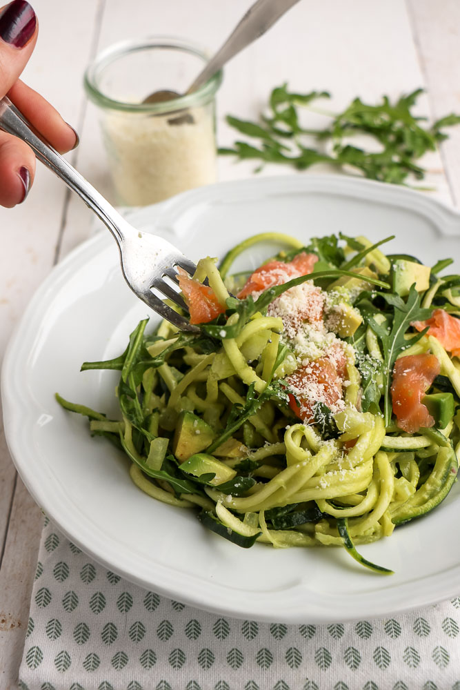 courgette spaghetti met zalm en avocado