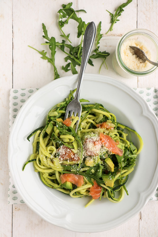 courgette spaghetti met zalm en avocado