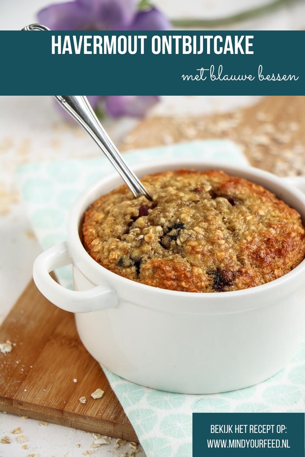 Havermout ontbijtcake met blauwe bessen. Recept voor havermout uit de oven met banaan en blauwe bessen. Mugcake, havermout ontbijt recept, havermout met banaan