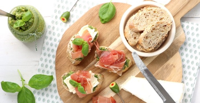 crostini met pesto, mini saucijzenbroodjes, borrelhapjes, borrelhapjes oud en nieuw, hapjes oud en nieuw, bladerdeeghapjes