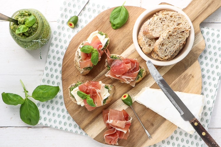 crostini met pesto, stokbrood hapjes, crostini recept, crostini met brie, crostini met rauwe ham