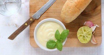 aioli met limoen, knoflook mayonaise, knoflookmayonaise, zelf aioli maken, recept, frisse aioli, bbq recept