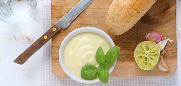 aioli met limoen, knoflook mayonaise, knoflookmayonaise, zelf aioli maken, recept, frisse aioli, bbq recept