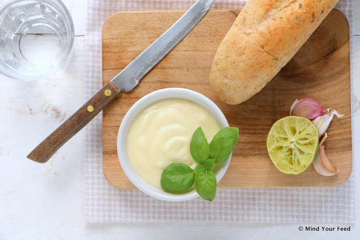 aioli met limoen, knoflook mayonaise, knoflookmayonaise, zelf aioli maken, recept, frisse aioli, bbq recept