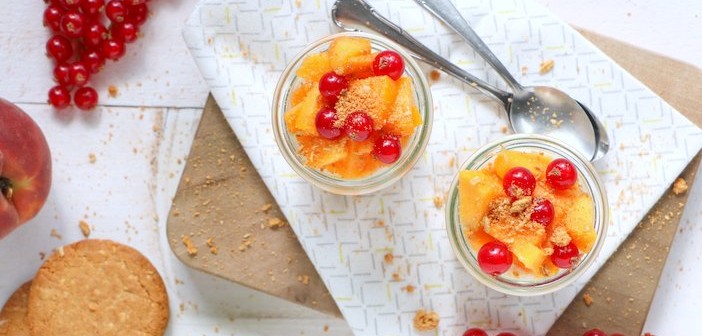 mascarpone met perzik en rode bessen