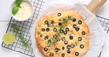 Plat brood met olijven en rozemarijn plat brood met olijven