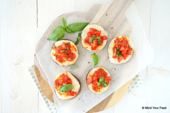 aubergine pizza hapje, mini saucijzenbroodjes, borrelhapjes, borrelhapjes oud en nieuw, hapjes oud en nieuw, bladerdeeghapjes