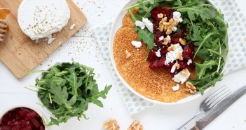 Zoete aardappel pannenkoek met rode biet en geitenkaas zoete aardappel pannenkoek