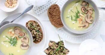 Pastinaak appelsoep met geroosterde amandelen pastinaak appelsoep, pastinaaksoep, recept, voorgerechten, zelf pastinaaksoep maken, groentesoep