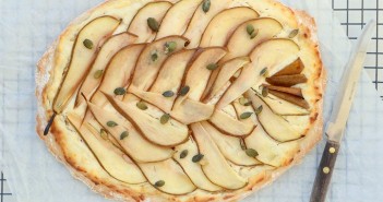 Flammkuchen met peer en roomkaas flammkuchen met peer