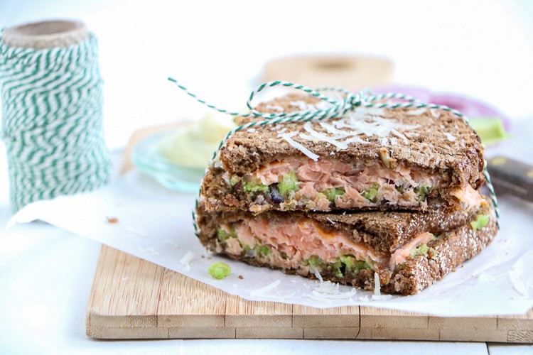 Tosti met gerookte zalm, tosti met zalm, tosti recept, zalm, avocado, tosti met vis, croque poisson