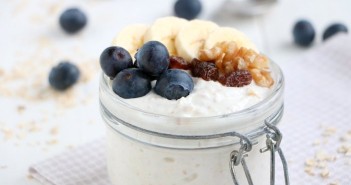 havermout yoghurt, makkelijk en gezond ontbijt recept, overnight oats met yoghurt, banaan, blauwe bessen, walnoten en havermout. Gezonde ontbijtjes