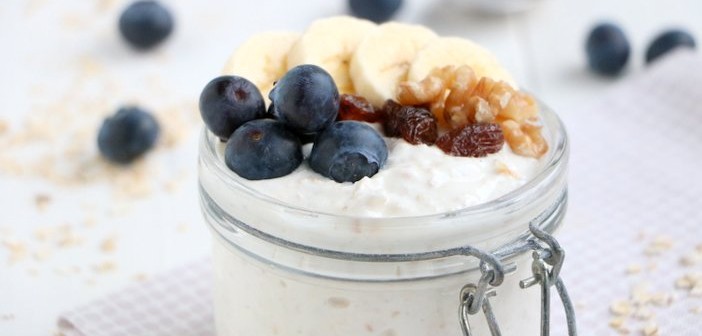 havermout yoghurt, makkelijk en gezond ontbijt recept, overnight oats met yoghurt, banaan, blauwe bessen, walnoten en havermout. Gezonde ontbijtjes