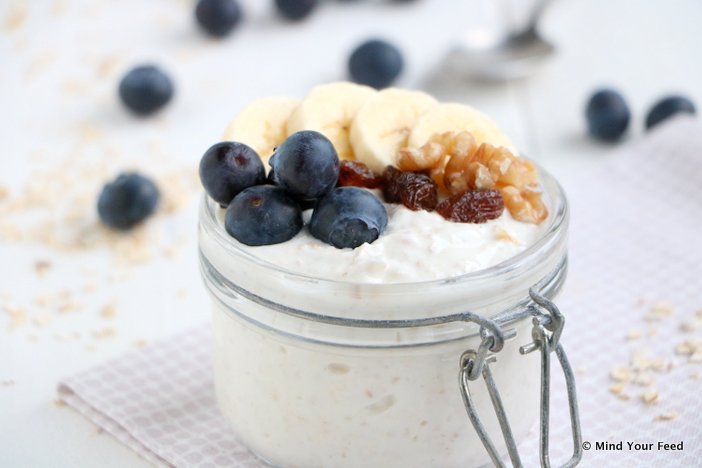 havermout yoghurt, makkelijk en gezond ontbijt recept, overnight oats met yoghurt, banaan, blauwe bessen, walnoten en havermout. Gezonde ontbijtjes