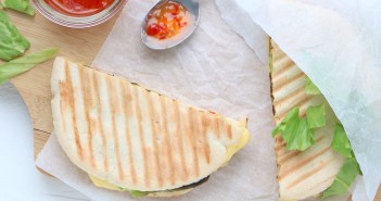 Pita tosti met kip, oude kaas en avocado pita tosti met kip