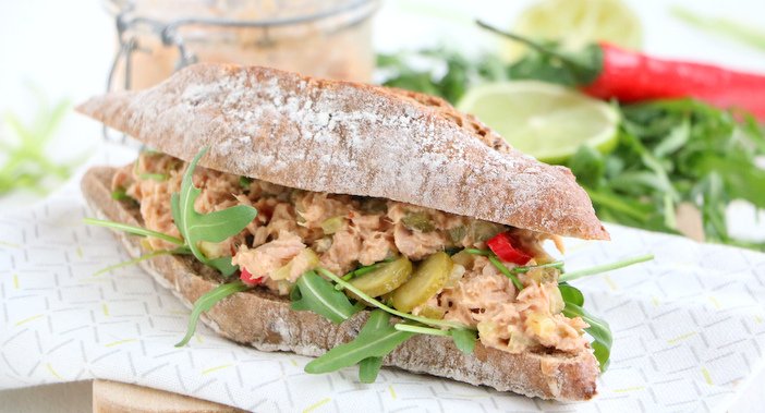 pittige tonijnsalade, mini saucijzenbroodjes, borrelhapjes, borrelhapjes oud en nieuw, hapjes oud en nieuw, bladerdeeghapjes