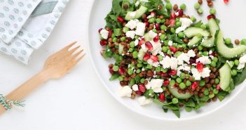 Linzensalade met feta, doperwten en granaatappel linzensalade met feta