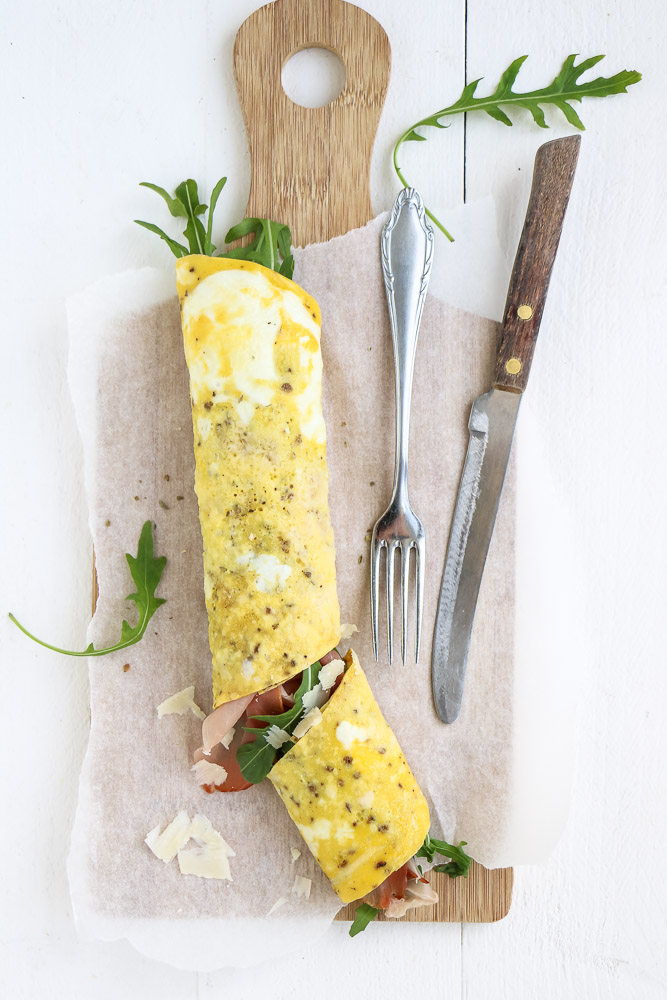 Omelet wrap, koolhydraatarm recept voor wrap van eieren, gevuld met rucola, Italiaanse ham, Parmezaanse kaas. Lekker als lunch of avondmaaltijd