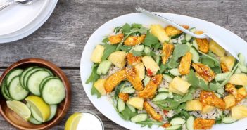 kip kerrie rijstsalade, makkelijke maaltijdsalade met kip in kerrie marinade met rijst en ananas