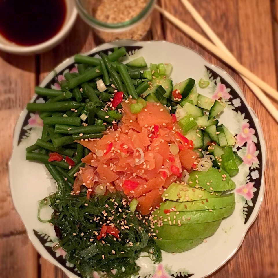 poke bowl met zalm en avocado