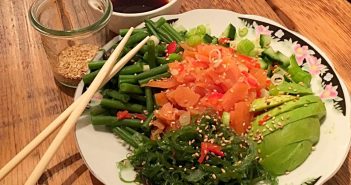 poke bowl met zalm en avocado