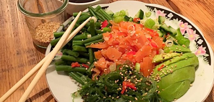 poke bowl met zalm en avocado