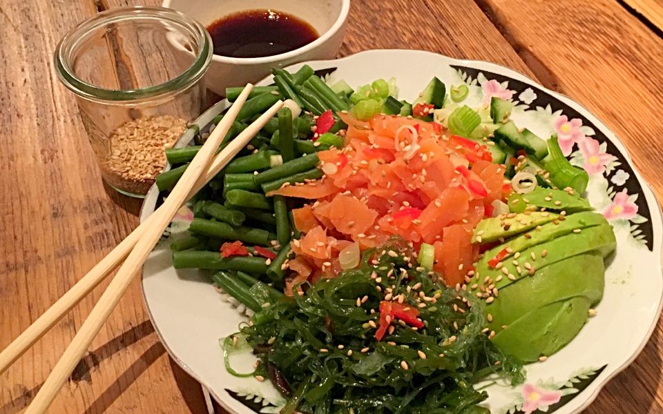 poke bowl met zalm en avocado