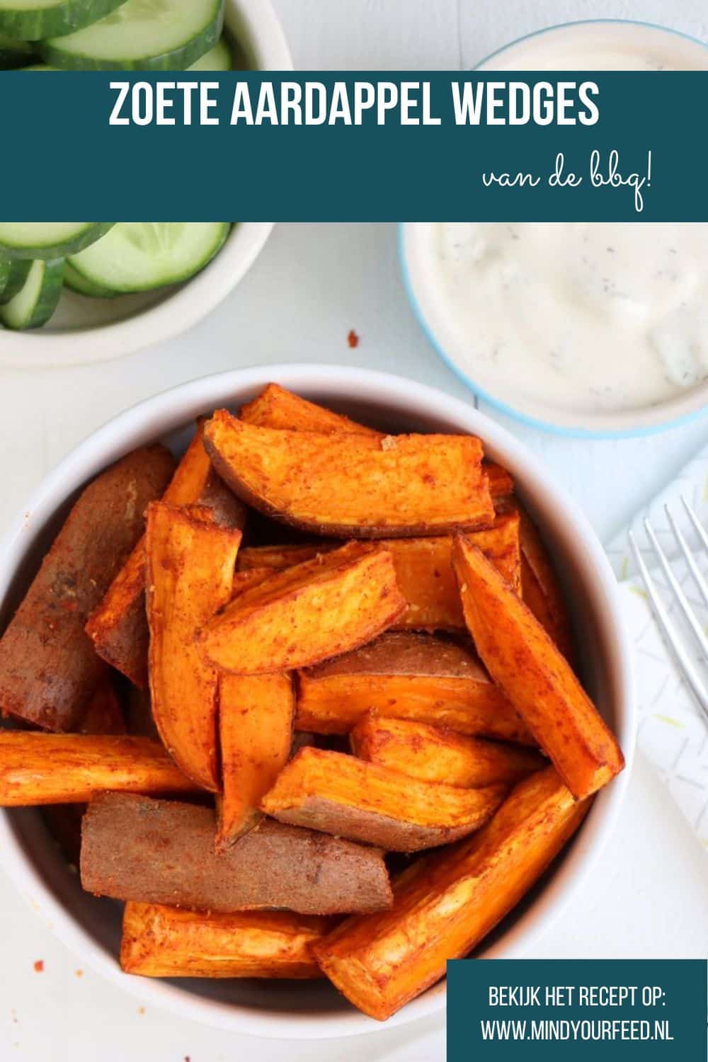 Geroosterde zoete aardappel wedges op de BBQ, geserveerd met romige tzatziki dip van yoghurt, dille, knoflook en limoen.
