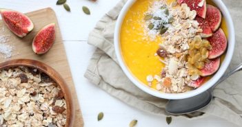 Pompoen smoothie bowl met muesli en vijgen pompoen smoothie bowl