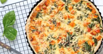 quiche met pompoen, spinazie en oude kaas, hartige taart met pompoen, bladerdeeg, recept