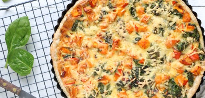 quiche met pompoen, spinazie en oude kaas, hartige taart met pompoen, bladerdeeg, recept