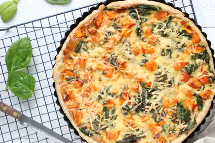 quiche met pompoen, spinazie en oude kaas, hartige taart met pompoen, bladerdeeg, recept