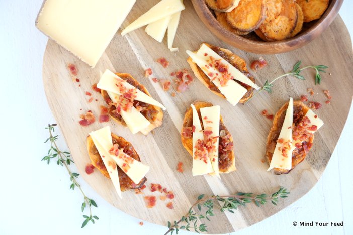 crostini met dadelspread, mini saucijzenbroodjes, borrelhapjes, borrelhapjes oud en nieuw, hapjes oud en nieuw, bladerdeeghapjes