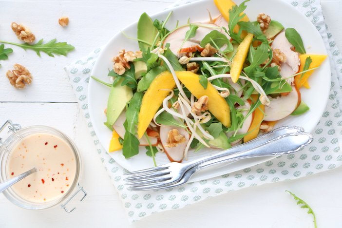krijgen Hoofdkwartier baard Salade gerookte kip, mango en avocado - Mind Your Feed