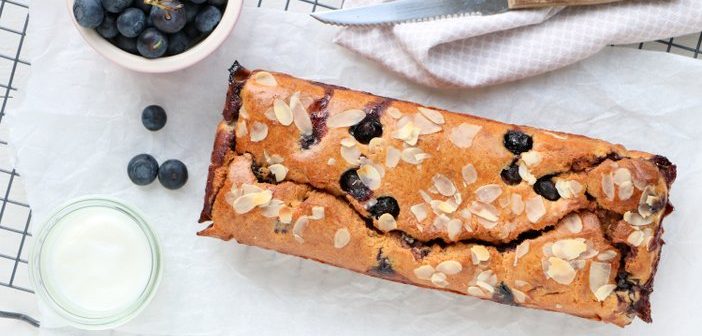 yoghurt cake met blauwe bessen