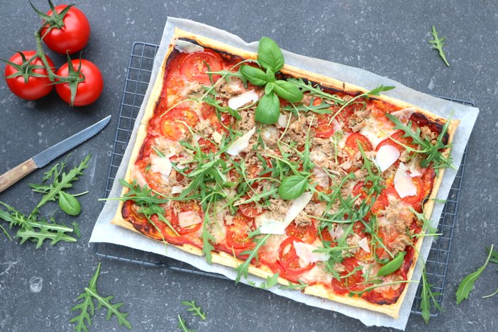 plaatpizza met tomaat tonijn mozzarella