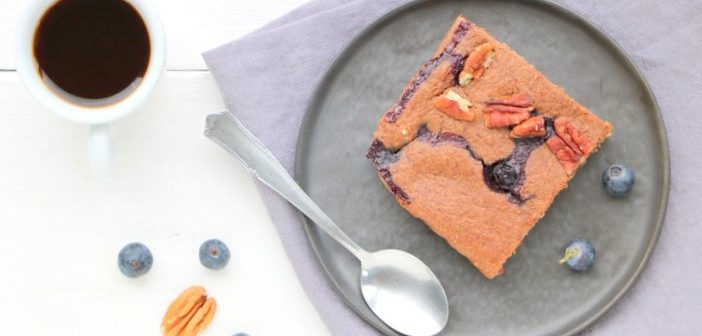 chocoladecake met blauwe bessen