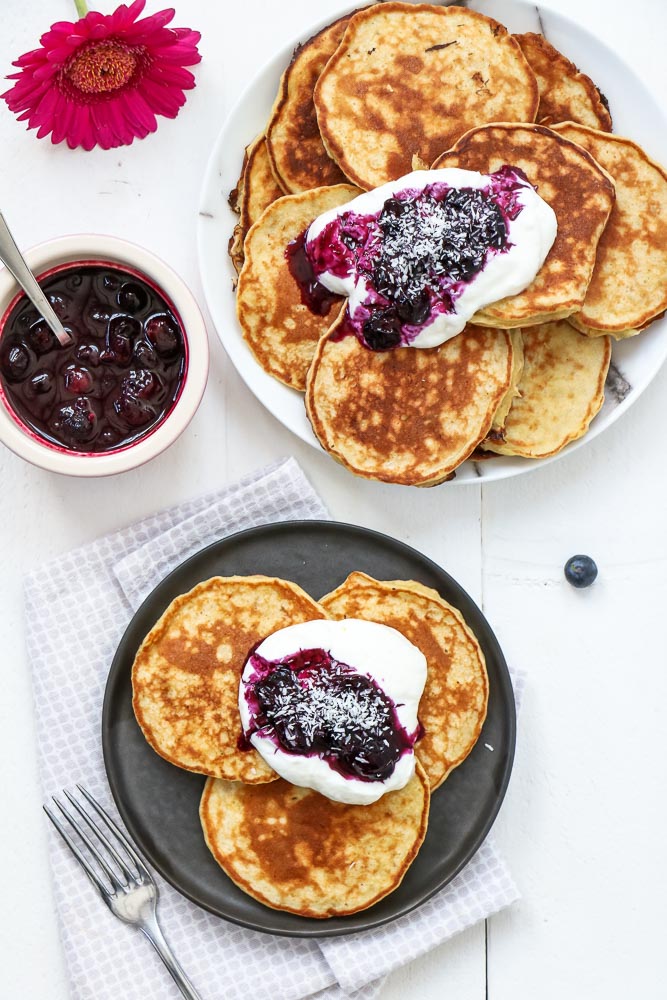 kokos pannenkoeken, recept voor luchtige ontbijt pannenkoeken met kwark en kokos