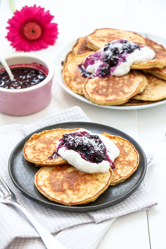 kokos pannenkoeken, recept voor luchtige ontbijt pannenkoeken met kwark en kokos