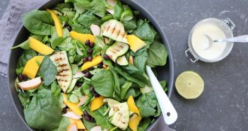 Salade met kip, gegrilde courgette en mango salade met kip