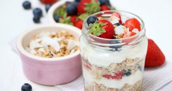 Ontbijt trifle met kokos granola en aardbeien ontbijt trifle