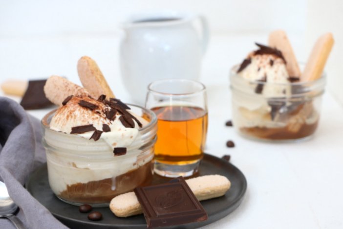 tiramisu affogato, kerst desserts, kerst toetjes, kerst toetje, makkelijk toetje kerst, kerst nagerechten, kerst dessert in een glaasje