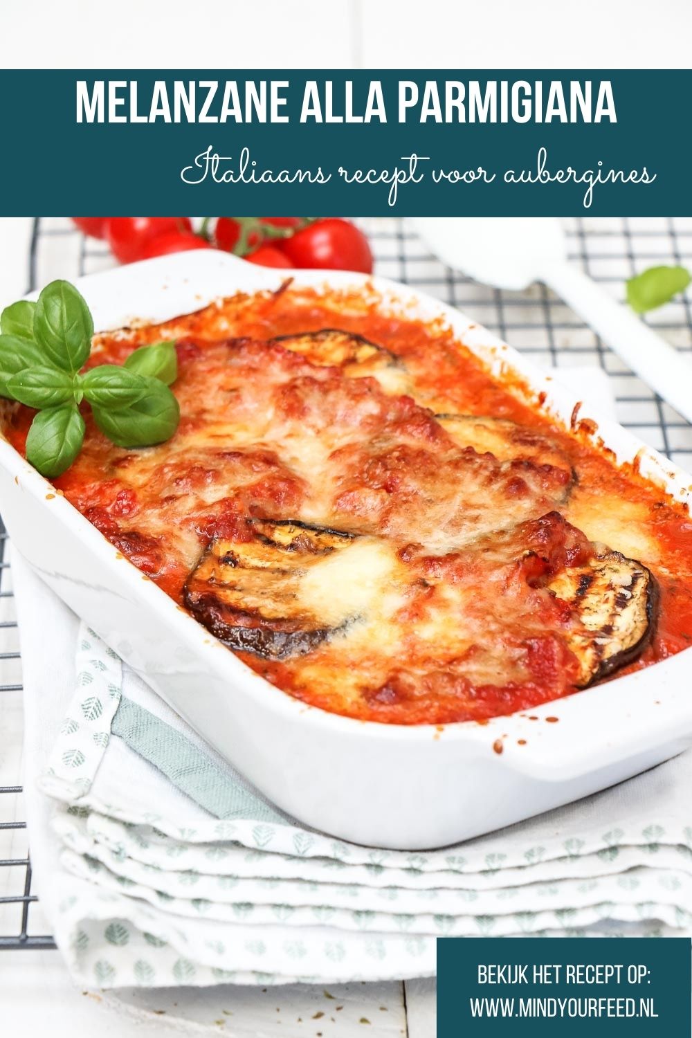 Melanzane alla parmigiana, Italiaans aubergine recept met tomaten, parmezaanse kaas en mozzarella. Bijgerecht bij Italiaanse gerechten of vegetarisch hoofdgerecht.