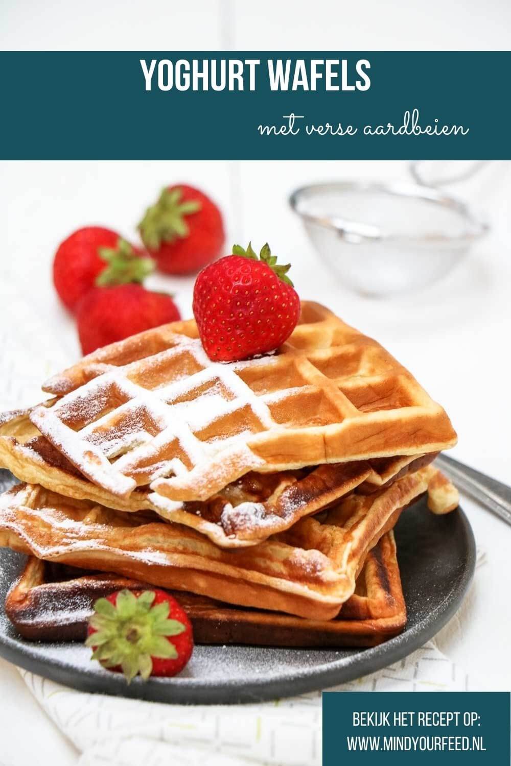 Yoghurt wafels met verse aardbeien, makkelijk ontbijt recept voor luchtige wafels van bloem en yoghurt.