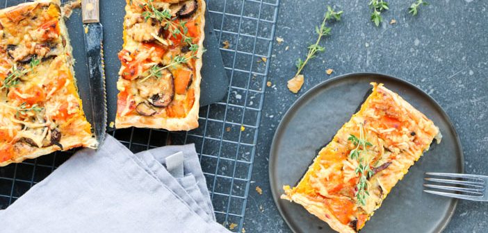 quiche met pompoen, champignons en oude kaas. Makkelijk recept voor vegetarische quiche, hartige taart met pompoen